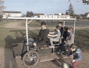 vhéliotech avec un groupe d'enfant