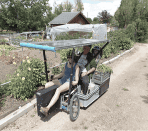 Vhéliotech au potager avec 3 personnes